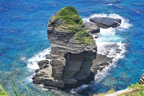 立神岩：海岸にそびえ立つ与那国島のシンボル